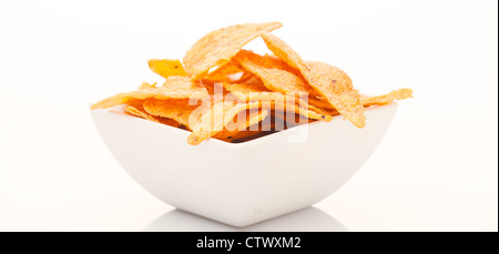 Teller mit Pommes Frites auf einem weißen Hintergrund Stockfoto