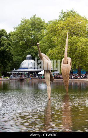 Vogel & Skyscrapper, Bio-Heu-Skulpturen von Erno Bartha, Victoria Park, East London, UK. Stockfoto