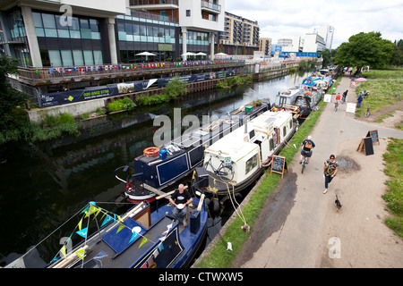 Schwimmende Markt Zeichen, Mile End Park, durch den Regent es Canal, London, UK. Stockfoto