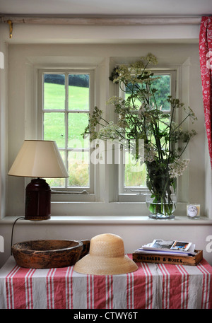 Traditionelle Hütte Flügelfenster UK Stockfoto