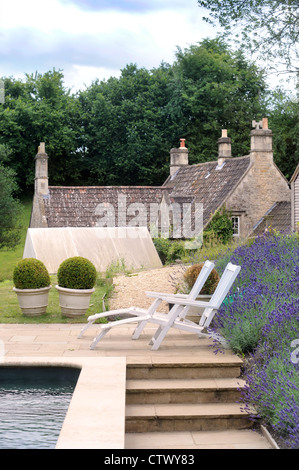 Ein Cotswold-Ferienhaus mit Pool und Sonnenterrasse liegen UK Stockfoto