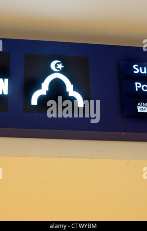 Schild für muslimische Gebete Raum in einer shopping Mall von Malaysia. Stockfoto