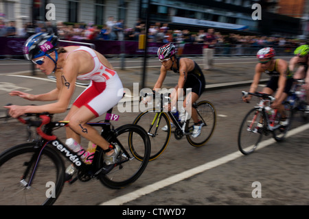 Linie Jensen Dänemark (#19, links) führt Japans Mariko Adachi (#15) in der Radsport-Phase die Womens Triathlon im Hyde Park während der Olympischen Spiele 2012 in London statt. Das Rennen gewann schließlich in einem Fotofinish durch die Schweizer Nicola Spirig, Lisa Norden (Silber) und Australiens Erin Densham (Bronze) Stockfoto