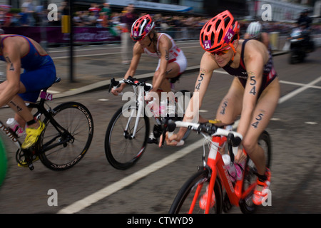 USAS Gwen Jorgensen (rechts) in der Radsport-Phase die Womens Triathlon statt in Hyde Park während der Olympischen Spiele 2012 in London. Das Rennen gewann schließlich in einem Fotofinish durch die Schweizer Nicola Spirig, Lisa Norden (Silber) und Australiens Erin Densham (Bronze) Stockfoto