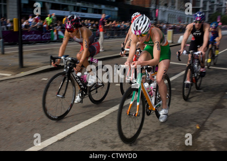 Kanadas Cathy Tremblay (#56, links) und Aileen Morrison (#28, rechts) in der Radsport-Phase die Womens Triathlon statt in Hyde Park während der Olympischen Spiele 2012 in London. Das Rennen gewann schließlich in einem Fotofinish durch die Schweizer Nicola Spirig, Lisa Norden (Silber) und Australiens Erin Densham (Bronze) Stockfoto