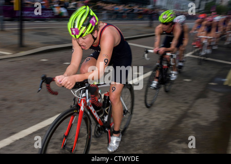 Team GB Vicky Holland auf der Vorderseite einer Gruppe in der Radsport-Phase von den Frauen-Triathlon statt in Hyde Park während der Olympischen Spiele 2012 in London. Das Rennen gewann schließlich in einem Fotofinish durch die Schweizer Nicola Spirig, Lisa Norden (Silber) und Australiens Erin Densham (Bronze) Stockfoto