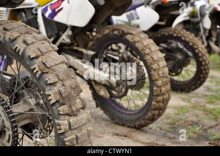 Motocross Motorrad Hinterräder aufgereiht Stockfoto