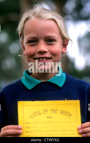 Junges Mädchen zeigt stolz ihre "Schüler der Woche"-Zertifikat. Stockfoto