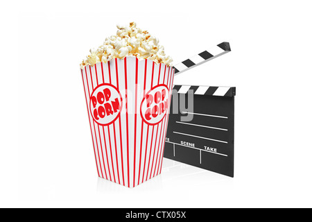 Eine Studioaufnahme einer Film-Clap und Popcorn-Box isoliert auf weißem Hintergrund Stockfoto