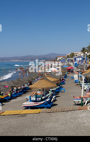 Überfüllten Strand an der Playa Ferrara Torrox Spanien Stockfoto