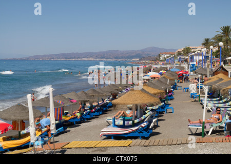 Überfüllten Strand an der Playa Ferrara Torrox Spanien Stockfoto