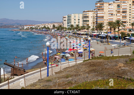 Überfüllten Strand an der Playa Ferrara Torrox Spanien Stockfoto