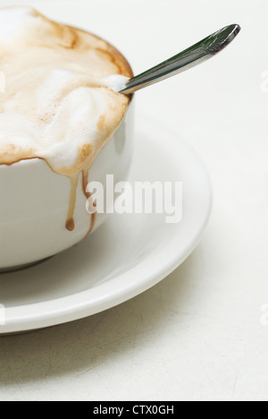 Nahaufnahme von Cappucino und Löffel Stockfoto