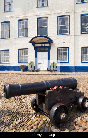 Ein altes Schiff Kanone außerhalb der Old Custom House (1739) bei Bayards Cove, Dartmouth, Devon Stockfoto