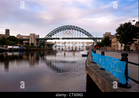 NEWCASTLE, Großbritannien - 02. AUGUST 2012: Die Tyne-Brücke mit Olympischen Ringen Stockfoto