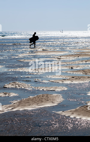 Körper-Boarder Silhouette gegen die Flut an Größe, Devon Stockfoto