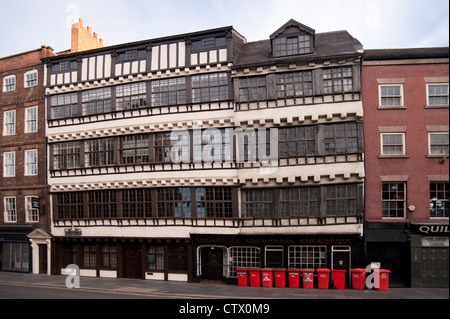 NEWCASTLE, Großbritannien - 02. AUGUST 2012: Leuchtend rote Behälter vor dem Foreshore Pub mit Bessy Surtees House auf der Seite im Quayside-Viertel von Newcastle Stockfoto