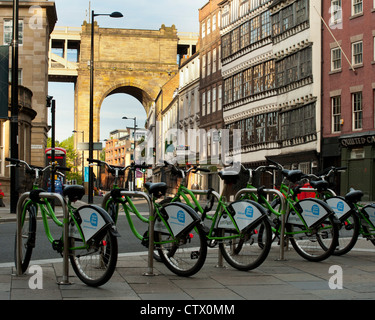 NEWCASTLE, Großbritannien - 02. AUGUST 2012: NE1 Fahrradverleihpunkt an der Seite Stockfoto