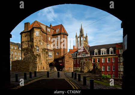 NEWCASTLE UPON TYNE, Großbritannien - 02. AUGUST 2012: Das Schwarze Tor durch den Bogen gesehen Stockfoto