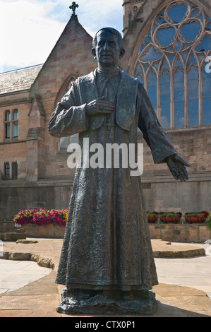 NEWCASTLE, Großbritannien - 2. AUGUST 2012: Statue von Kardinal George Basil Hume vor der Kirche der St. Mary's Cathedral Stockfoto