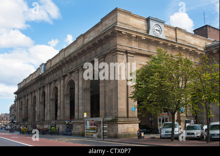 NEWCASTLE, Großbritannien - 02. AUGUST 2012: Außenansicht des Bahnhofs Newcastle Stockfoto