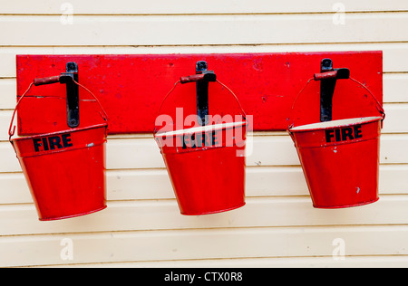 Rotes Feuer Eimer an der Museumseisenbahn Bahnhof, Wales, UK Stockfoto