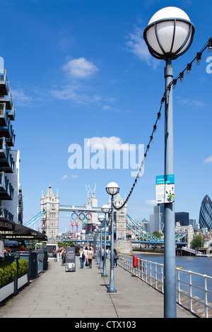 Blick auf die Tower Bridge dekoriert mit den Olympischen Ringen von Butlers Wharf, Shad Thames, Bermondsey, London, UK. Stockfoto