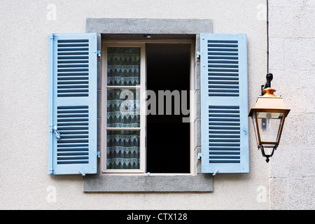 Blauen Fensterläden auf eine Fenstertür. Stockfoto