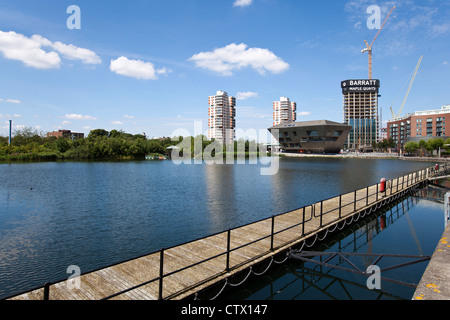 Canada Water mit der Bibliothek in den Hintergrund, Rotherhithe, London, England, UK. Stockfoto