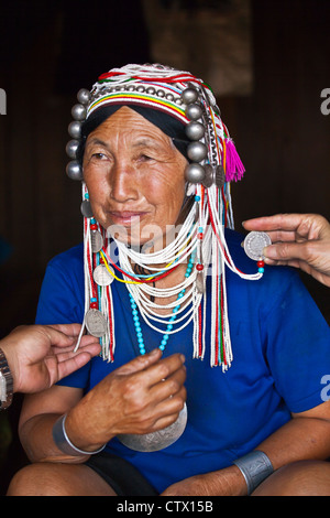 Frauen des Stammes AKHA tragen aufwändige Kopfschmuck hergestellt aus Perlen, Silber Münzen und hand ragte Baumwolle - KENGTUNG, MYANMAR Stockfoto