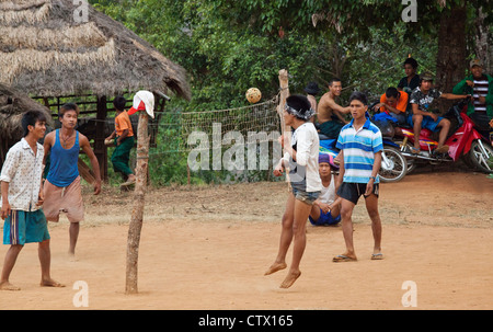 AKHA junge Männer spielen eine Version von Volleyball über ihren Köpfen - Dorf in der Nähe von KENGTUNG oder KYAINGTONG, MYANMAR Stockfoto