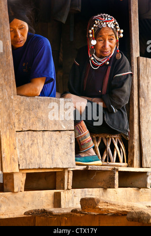 Frauen des Stammes AKHA tragen aufwändige Kopfschmuck hergestellt aus Perlen, Silber Münzen und hand ragte Baumwolle - KENGTUNG, MYANMAR Stockfoto