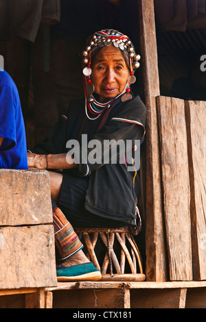 Frauen des Stammes AKHA tragen aufwändige Kopfschmuck hergestellt aus Perlen, Silber Münzen und hand ragte Baumwolle - KENGTUNG, MYANMAR Stockfoto