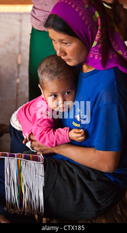 Eine junge AKHA-Frau mit ihrer Tochter in einem Dorf in der Nähe von KENGTUNG oder KYAINGTONG - MYANMAR Stockfoto