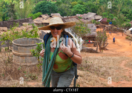 CHRISTINE KOLISCH treks in einem AKHA Dorf in der Nähe von KENGTUNG auch bekannt als KYAINGTONG - MYANMAR Herr Stockfoto