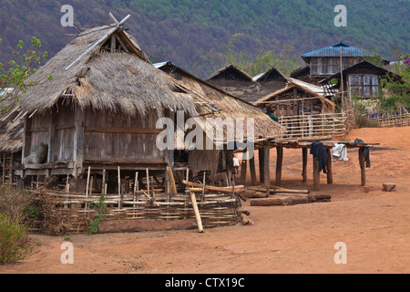 Häuser in einem typischen AKHA Dorf in der Nähe von KENGTUNG auch bekannt als KYAINGTONG - MYANMAR Stockfoto