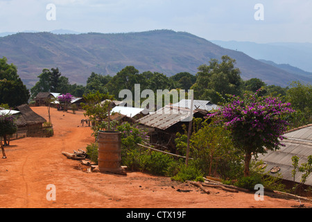 Häuser in einem typischen AKHA Dorf in der Nähe von KENGTUNG auch bekannt als KYAINGTONG - MYANMAR Stockfoto