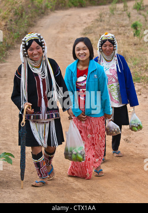 Frauen des Stammes AKHA tragen Kopfbedeckungen gemacht von Perlen, Silber Münzen und hand ragte aus Baumwolle, in der Nähe von KENGTUNG oder KYAINGTONG, MYANMAR Stockfoto