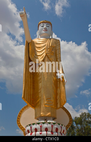 YAT Auftauen MU ist eine große stehende BUDDHA-STATUE mit Blick auf KENGTUNG auch bekannt als KYAINGTONG - MYANMAR Stockfoto