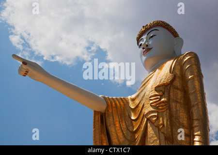 YAT Auftauen MU ist eine große stehende BUDDHA-STATUE mit Blick auf KENGTUNG auch bekannt als KYAINGTONG - MYANMAR Stockfoto