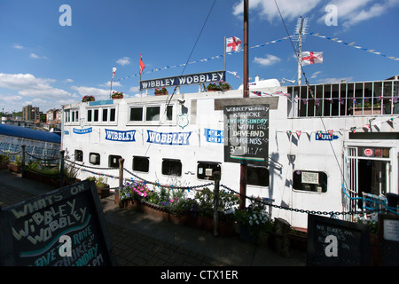 Die Wibbley Wobbley Pub ist ein umgebauten Lastkahn in Greenland Dock, Rotherhithe, London, England, UK. Stockfoto