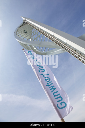 Fahne oder Wimpel Gunwharf Quays Marina mit Portsmouth Spinnaker Tower im Hintergrund. Hampshire England UK Stockfoto