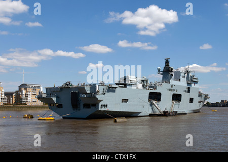 HMS Ocean der Royal Navy vor Anker auf der Themse in Greenwich für logistische Unterstützung während der Olympischen Spiele 2012 in London. Stockfoto