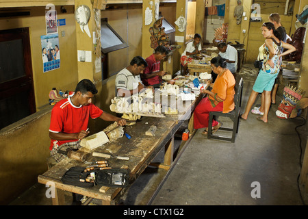 Workshop für geschnitzte Holz Tanz Masken, Ambalangoda, Sri Lanka Stockfoto