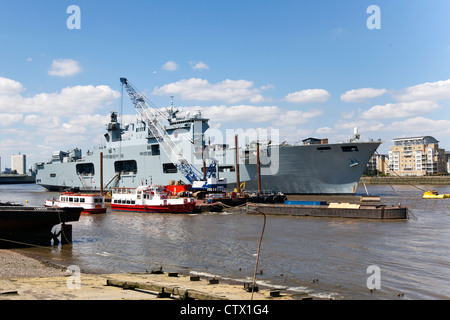 HMS Ocean der Royal Navy vor Anker auf der Themse in Greenwich für logistische Unterstützung während der Olympischen Spiele 2012 in London. Stockfoto