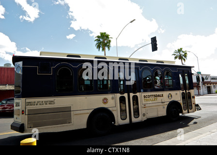 Innenstadt von Old Town Scottsdale AZ "aussteigen auf" Trolley Diesel Bus kostenlos Stockfoto