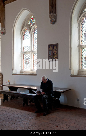 Krankenhaus St Cross & Armenhaus der edlen Armut in Winchester Hampshire UK Besucher lesen der Reiseführer Stockfoto