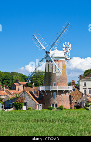 Restaurierte Windmühle aus dem 18. Jahrhundert in Cley neben dem Meer Norfolk East Anglia England Großbritannien GB Europa Stockfoto