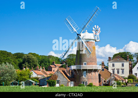 Restaurierte Windmühle aus dem 18. Jahrhundert in Cley neben dem Meer Norfolk East Anglia England Großbritannien GB Europa Stockfoto
