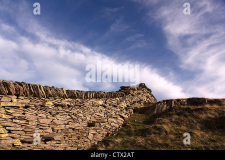 Alte Schiefermauern auf Lingmoor fielen gegen den blauen Himmel mit Cirrus Wolken, Lake District, Cumbria, England, Großbritannien Stockfoto